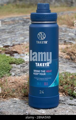 Bouteille d'eau Takeya Actifs. Takeya fabrique des bouteilles d'eau et des pichets en acier inoxydable pour les personnes actives et les modes de vie. Banque D'Images