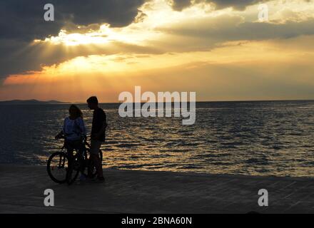 Un coucher de soleil romantique vu de la promenade de Zadar, Croatie. Banque D'Images