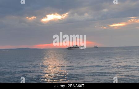 Un coucher de soleil romantique vu de la promenade de Zadar, Croatie. Banque D'Images