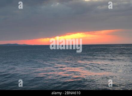 Un coucher de soleil romantique vu de la promenade de Zadar, Croatie. Banque D'Images