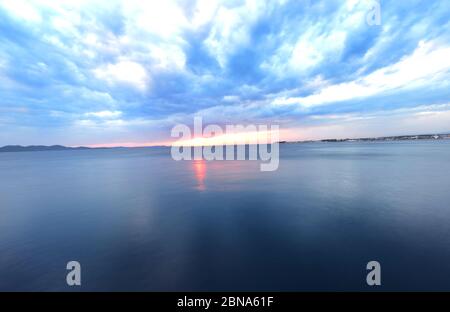 Un coucher de soleil romantique vu de la promenade de Zadar, Croatie. Banque D'Images