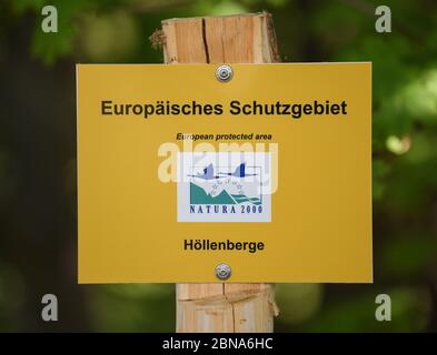 Langenherbau, Allemagne. 06e mai 2020. Un panneau de la zone européenne protégée Höllenberge au sud de Luckau dans le district de Dahme-Spreewald. Les 16 espèces d'amphibiens de Brandebourg souffrent de la sécheresse. La garde de la nature, qui s'occupe des barrières de crapaud et recueille des données pendant la surveillance, a des résultats alarmants. (À 'Frog, amphibien et nouveau manque d'eau dans le Brandebourg') crédit: Patrick Pleul/dpa-Zentralbild/ZB/dpa/Alay Live News Banque D'Images