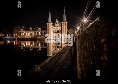 Magnifique bâtiment en briques de Waterpoort Gate dans le port de Sneek, Frise, pays-Bas Banque D'Images