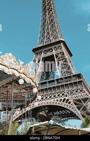 La Tour Eiffel est aux couleurs rétro avec un joyeux tour de Paris, en France. Banque D'Images