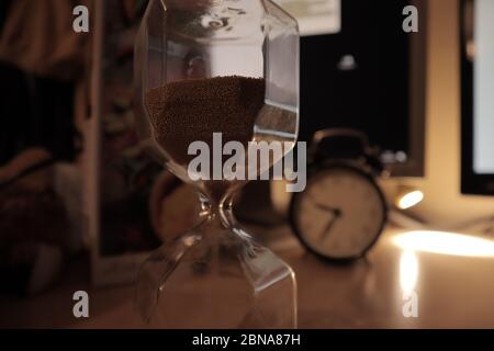 Gros plan d'un réveil et d'un verre de sable la table Banque D'Images