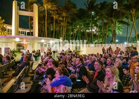 Miami Beach Florida, North Beach Band Shell audience, nuit nocturne après la tombée de la nuit, spectacle d'opéra gratuit, applaudissements, visiteurs trave Banque D'Images