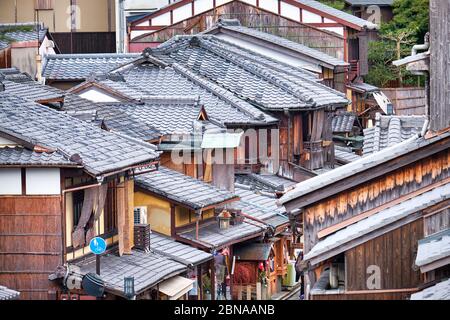 Vue sur les toits de tuiles du vieux quartier historique de Kyoto près du temple Kiyomizu-dera. Higashiyama. Kyoto. Japon Banque D'Images