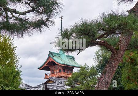 La vue sur la magnifique tour Gionkaku à l'intérieur du temple Daiun-in. Son architecture inhabituelle a été inspirée par les flotteurs utilisés au célèbre Gion Festi Banque D'Images