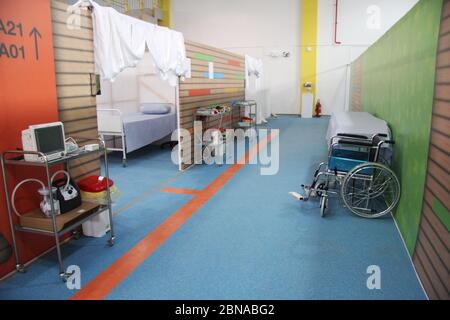 Tunis, Tunisie. 13 mai 2020. Vue intérieure de l'hôpital pendant l'inauguration.le premier hôpital d'urgence pour les patients de Covid-19 installé dans la ville sportive d'El-Menzah a été inauguré par les ministres. Crédit : SOPA Images Limited/Alamy Live News Banque D'Images