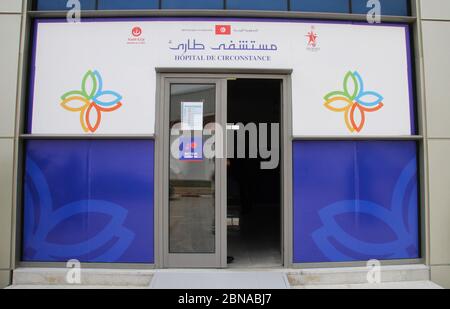 Tunis, Tunisie. 13 mai 2020. Entrée à l'hôpital pendant l'inauguration.le premier hôpital d'urgence pour les patients de Covid-19 installé dans la ville sportive d'El-Menzah a été inauguré par les ministres. Crédit : SOPA Images Limited/Alamy Live News Banque D'Images