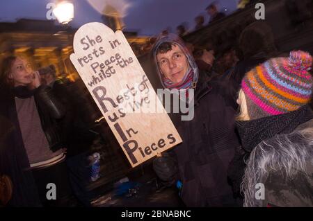 Manifestations anti-baronne Thatcher célébrant sa mort, Trafalgar Square, Londres, BritainAntésbaronne Thatcher protestataires célébrant sa mort, Trafa Banque D'Images