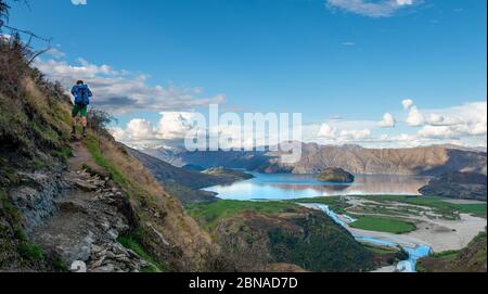 Randonnée sur le sentier de randonnée vers Rocky Peak, vues sur le lac Wanaka et les montagnes, Glendhu Bay, Otago, South Island, Nouvelle-Zélande, Océanie Banque D'Images