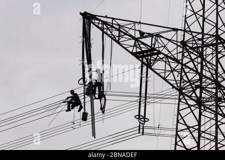 Ingénieurs haute tension travaillant sur les pylônes haute tension, Bade-Wurtemberg, Allemagne, Europe Banque D'Images