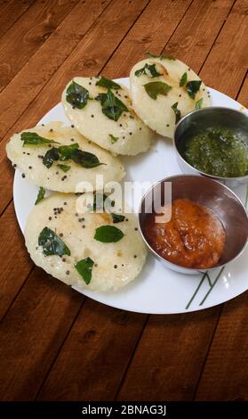 IDLI et Sambar sur White plate, petit déjeuner indien du Sud Banque D'Images