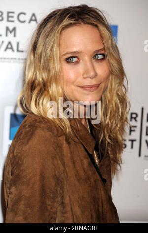 Manhattan, Allemagne. 22 avril 2009. NEW YORK - 22 AVRIL : l'actrice Mary Kate Olsen arrive à la première du nouveau film de Woody Allen « Who Works » au théâtre Ziegfeld le 22 avril 2009 à New York. Personnes: Mary Kate Olsen crédit: Storms Media Group/Alay Live News Banque D'Images