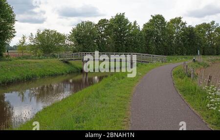 Ancien pont en bois aux pays-Bas, frontière avec l'Allemagne Banque D'Images