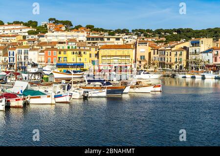 Le port coloré de Cassis, une petite station balnéaire du sud de la France près de Marseille. Cassis, France, janvier 2020 Banque D'Images