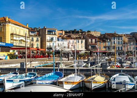 Des bateaux colorés amarrés au port pittoresque de Cassis, une célèbre station balnéaire du sud de la France. Cassis, France, janvier 2020 Banque D'Images