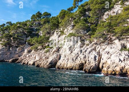 Falaises de calcaire pittoresques surplombant la mer Méditerranée au parc national des Calanques, France Banque D'Images