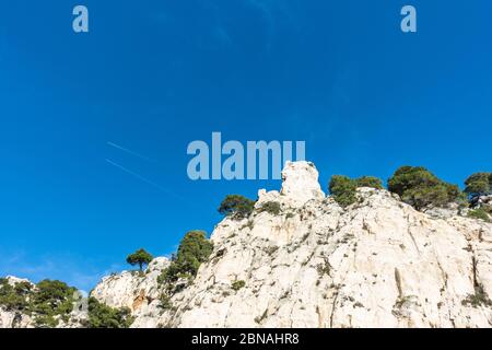 Les imposantes roches calcaires dominant la Calanque d'en-Vau au Parc national des Calanques, France Banque D'Images