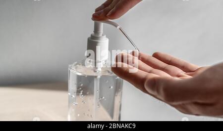 COVID-19 désinfectant pour les mains nettoyage des mains avec de l'alcool gel désinfectant flacon MAN utilisation de distributeur pour la prévention des coronavirus. Lavez-vous les mains. Banque D'Images
