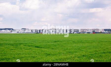 Vamosszabadi Gyor Hongrie, 03 31 2020: Vue du parc résidentiel de Pacsirta (Hongrois: Pacsirta Lakopark) de loin. Banque D'Images