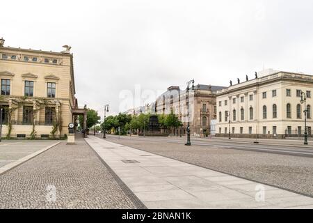 Vue ouest sous den Linden, le boulevard principal du centre de Berlin, avec la Faculté de droit de l'Université Humboldt sur la gauche Banque D'Images