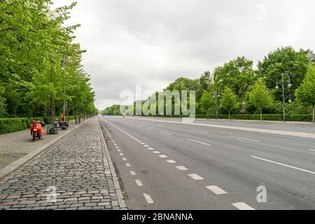 Vue à l'ouest le long de la rue célèbre appelée Straße des 17. Juni (17 juin rue en anglais) dans le centre de Berlin, Allemagne Banque D'Images