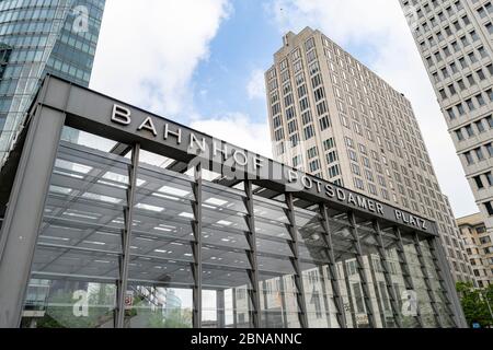 Une des entrées de la gare dans une Potsdamer Platz très calme à Berlin, Allemagne Banque D'Images