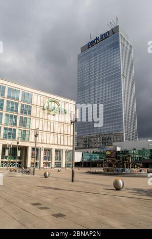 Une Alexanderplatz très calme, avec le grand magasin Galeria Kaufhof et le Park Inn Hotel, à Berlin, en Allemagne Banque D'Images