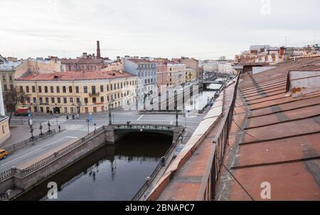 Saint-Pétersbourg, Russie - 25 octobre 2014 : remblai du canal Griboyedov et pont Voznesensky, vue depuis un ancien toit à Saint-Pétersbourg Banque D'Images