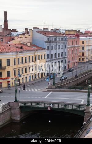 Saint-Pétersbourg, Russie - 25 octobre 2014 : remblai du canal Griboyedov et pont Voznesensky, photo verticale d'un ancien toit à Saint-Pétersbourg Banque D'Images