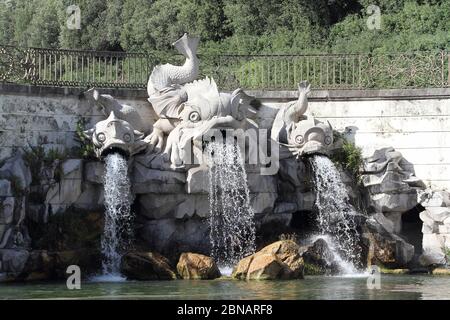 Caserta, Italie - 10 juin 2012 - Palais Royal de Caserta - Fontaine des trois dauphins Banque D'Images