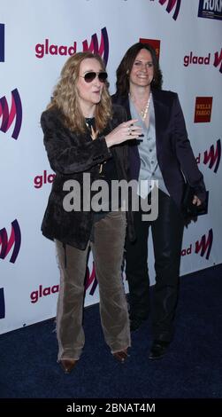 LOS ANGELES, CA - 10 AVRIL : Melissa Etheridge participe aux 22e prix annuels des médias GLAAD au Westin Bonaventure Hotel le 10 avril 2011 à Los Angeles, en Californie. Personnes: Melissa Etheridge, Linda Wallem Banque D'Images