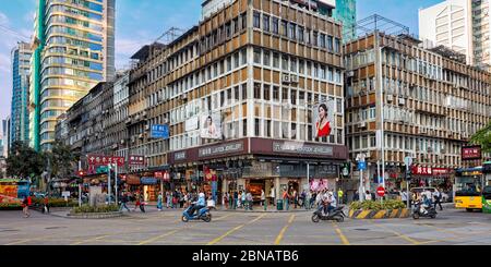 Trafic l'après-midi sur l'Avenida do Infante Dom Henrique, une rue principale dans la partie centrale de Macao, Chine. Banque D'Images