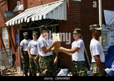 BILOXI, ÉTATS-UNIS - 06 septembre 2005 : le personnel de la Force aérienne déchargera de l'eau embouteillée pour les victimes de l'ouragan Katrina. Banque D'Images