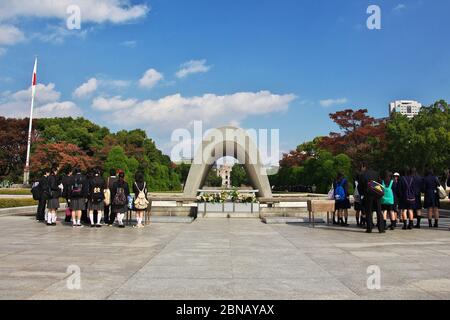 Écoliers du parc commémoratif de la paix d'Hiroshima, Japon Banque D'Images
