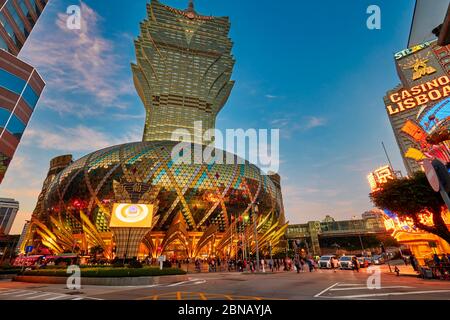 Bâtiment coloré de l'hôtel Grand Lisboa illuminé au crépuscule. Macao, Chine. Banque D'Images