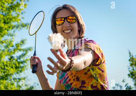 Portrait d'une jeune femme jouant au badminton à l'extérieur lors d'une belle journée d'été Banque D'Images