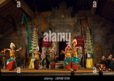 Vue panoramique d'un groupe de danseurs de legong balinais avec un orchestre gamelan de la compagnie Maja Peni dans le théâtre de temple hindou Pura Dalem, Ubud, Bali Banque D'Images