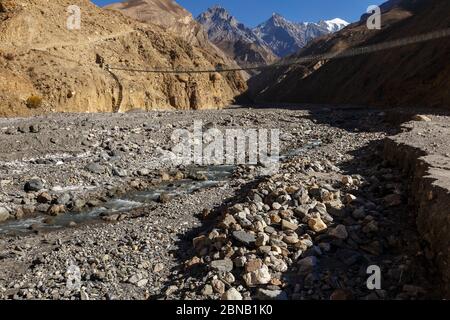 Pont à pied suspendu au-dessus de la gorge dans l'Himalaya. Népal. Banque D'Images