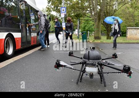 Brno, République tchèque. 14 mai 2020. L'équipage de la société de nettoyage spécialisée, utilisant un drone, désinfecte l'espace public dans le district de Brno, à Lesna, en République tchèque, le 14 mai 2020. Crédit: Vaclav Salek/CTK photo/Alay Live News Banque D'Images