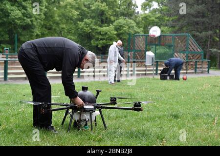 Brno, République tchèque. 14 mai 2020. L'équipage de la société de nettoyage spécialisée, utilisant un drone, désinfecte l'espace public dans le district de Brno, à Lesna, en République tchèque, le 14 mai 2020. Crédit: Vaclav Salek/CTK photo/Alay Live News Banque D'Images