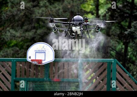 Brno, République tchèque. 14 mai 2020. L'équipage de la société de nettoyage spécialisée, utilisant un drone, désinfecte l'espace public dans le district de Brno, à Lesna, en République tchèque, le 14 mai 2020. Crédit: Vaclav Salek/CTK photo/Alay Live News Banque D'Images