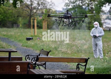 Brno, République tchèque. 14 mai 2020. L'équipage de la société de nettoyage spécialisée, utilisant un drone, désinfecte l'espace public dans le district de Brno, à Lesna, en République tchèque, le 14 mai 2020. Crédit: Vaclav Salek/CTK photo/Alay Live News Banque D'Images