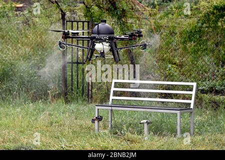 Brno, République tchèque. 14 mai 2020. L'équipage de la société de nettoyage spécialisée, utilisant un drone, désinfecte l'espace public dans le district de Brno, à Lesna, en République tchèque, le 14 mai 2020. Crédit: Vaclav Salek/CTK photo/Alay Live News Banque D'Images