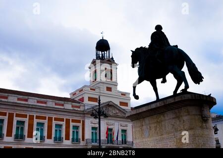 Partie supérieure du kiosque de la presse à Puerta del sol, Madrid, avec la véritable Casa de Correos en arrière-plan. Banque D'Images