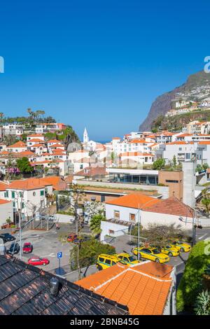 Vue sur les toits rouges du village portuaire, Camara de Lobos, Madère, Portugal, Europe Banque D'Images