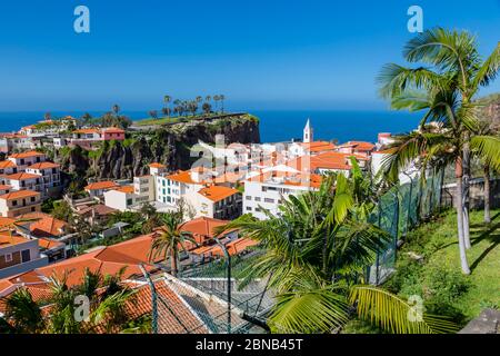 Vue sur les toits rouges du village portuaire, Camara de Lobos, Madère, Portugal, Europe Banque D'Images