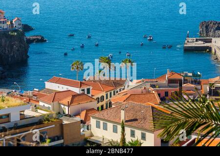 Vue sur les toits rouges du village portuaire, Camara de Lobos, Madère, Portugal, Europe Banque D'Images